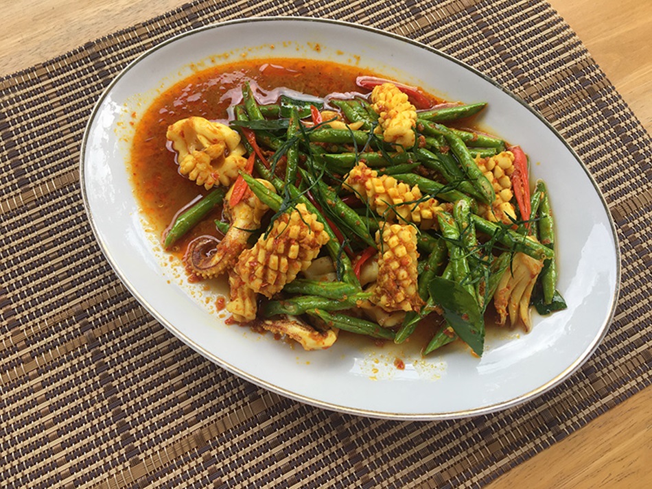 ผัดพริกแกงหมึก