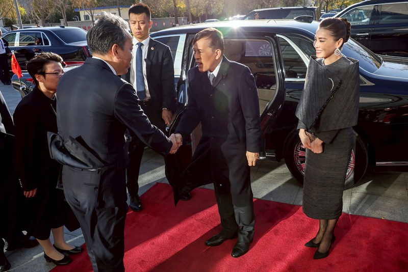 พระราชินีสุทิดา ทรงฉลองพระองค์งดงามระหว่างเสด็จเยือนจีน
