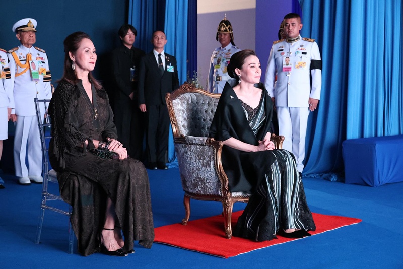 พระราชินี ทอดพระเนตรนิทรรศการ และงานแสดงแฟชั่นโชว์