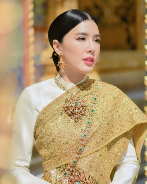 บี มาติกา ชุดไทย