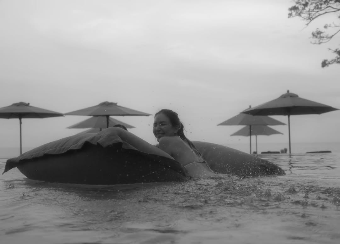 พลอย ชิดจันทร์ ในชุดว่ายน้ำวันพีซ