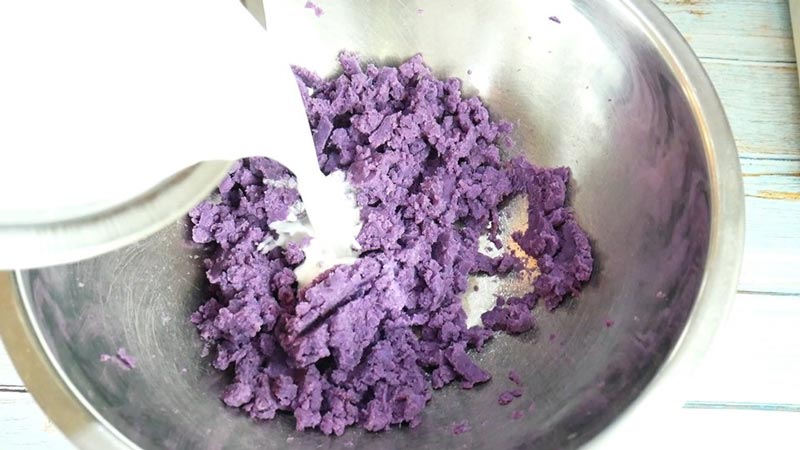 ขนมโคกะทิสดไส้มันม่วง