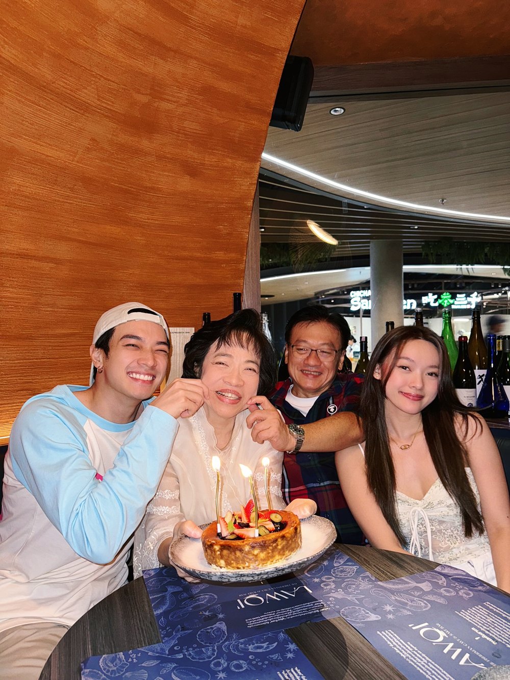 โอบ โอบนิธิ ควง ปราง กัญญ์ณรัณ ฉลองวันเกิดคุณแม่กับครอบครัว 