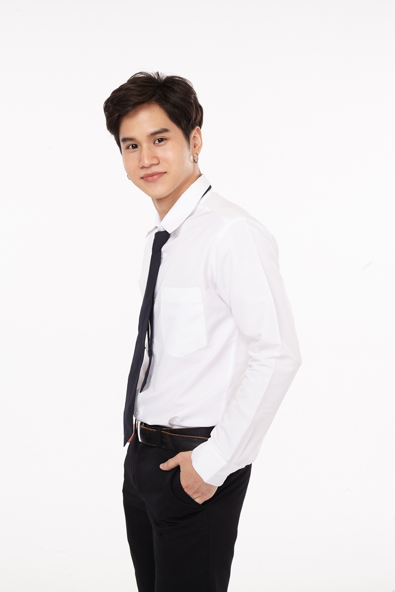 เกียร์สีขาวกับกาวน์สีฝุ่น