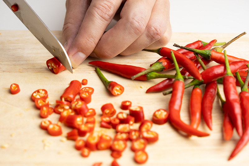 วิธีลดอาการแสบร้อนจากพริก หั่นพริกอย่างไร ไม่ให้แสบมือ เคล็ดลับทำอาหาร