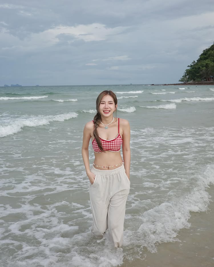 น้ำฝน ปริตา ดารา 7 สี ใส่ทูพีซเซ็กซี่ แชะภาพริมทะเล