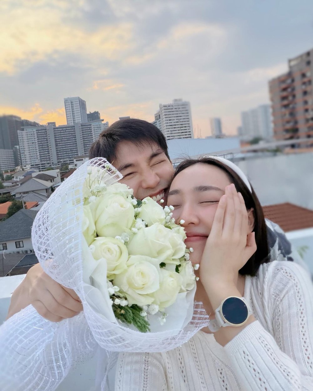 ไผ่ พาทิศ ขอแต่งงาน น้ำตาล พิจักขณา เผยโมเมนต์เซย์เยส โรแมนติกแบบโบ๊ะบ๊ะ