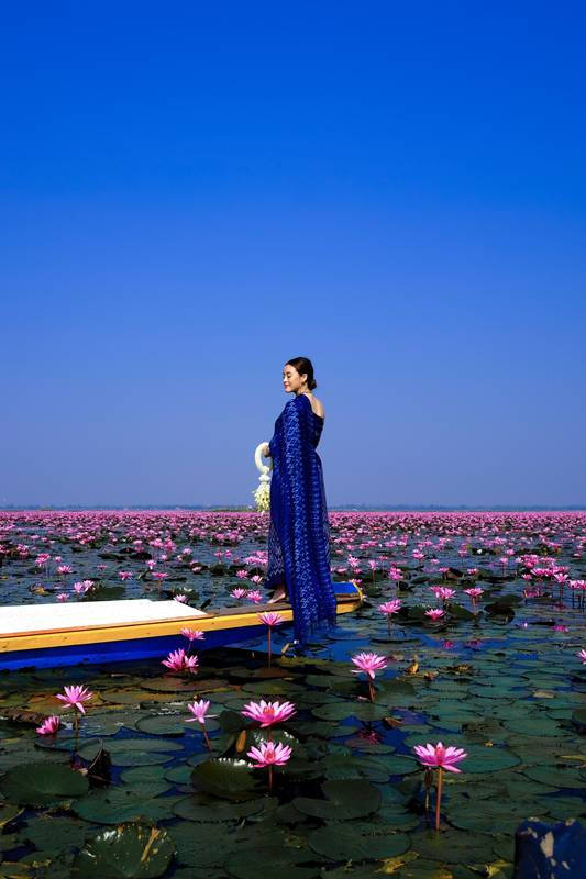 แพรี่พาย เผยเซตภาพในตำนาน ทุ่งทะเลบัวแดง