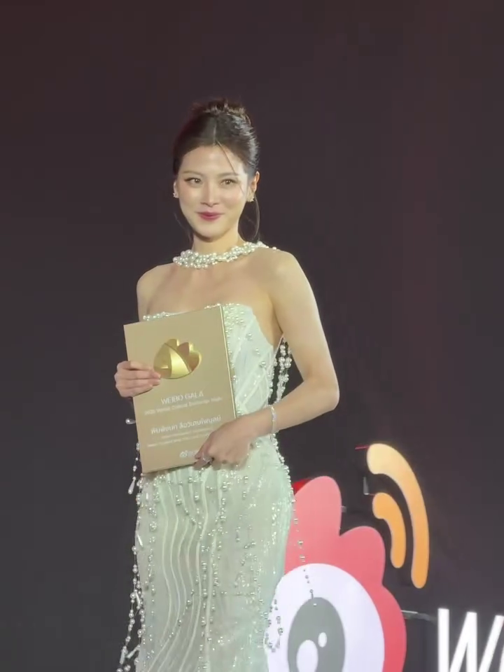 ใบเฟิร์น พิมพ์ชนก ในงาน Weibo Gala 2025