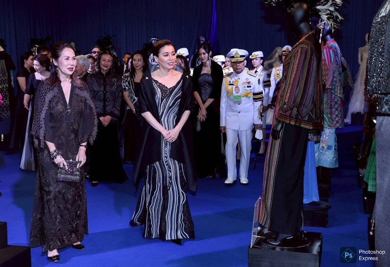 พระราชินี ทอดพระเนตรนิทรรศการ และงานแสดงแฟชั่นโชว์