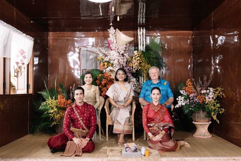 ผ้าห่อสินสอดสู่ขอ ญาญ่า อุรัสยา