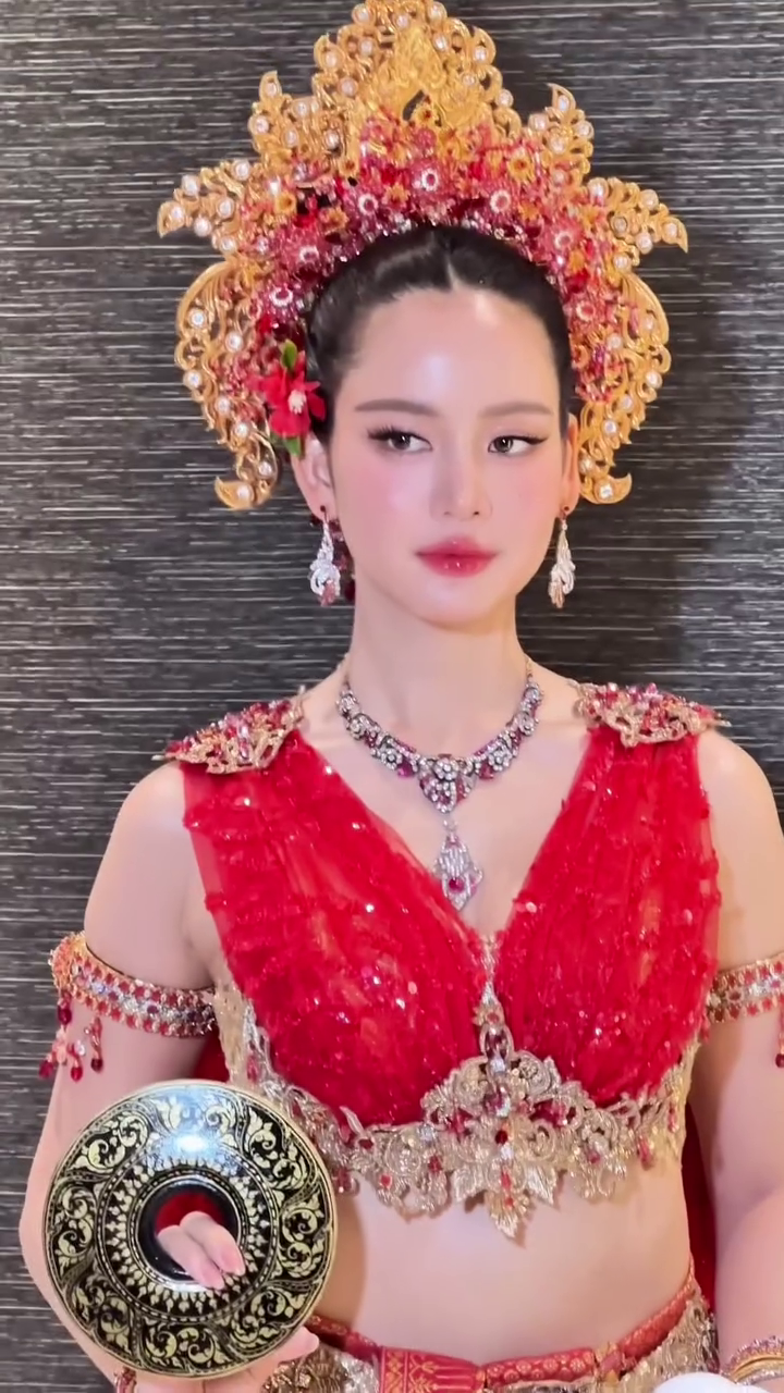 โบว์ เมลดา สวมชุดไทย ร่วมขบวนแห่นางสงกรานต์