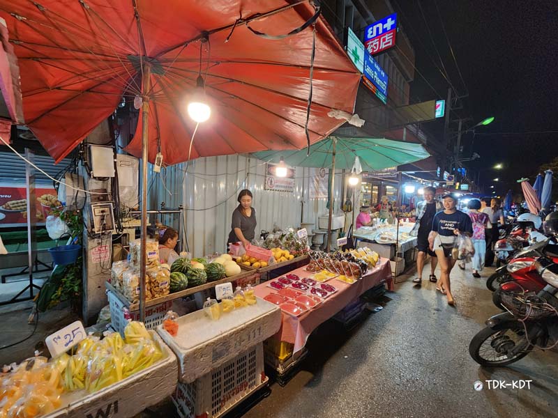 ตลาดโต้รุ่งช้างเผือก, ตลาดโต้รุ่งประตูเชียงใหม่, กาดหลวงกลางคืน