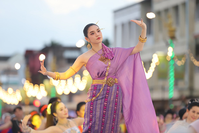 ดราม่า เฌอปราง โดนติงนำขบวนรำบวงสรวง