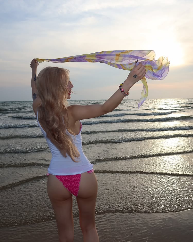 พลอยชมพู ใส่บิกินี่ตัวจิ๋ว เดินเล่น แชะภาพริมชายหาดพัทยา