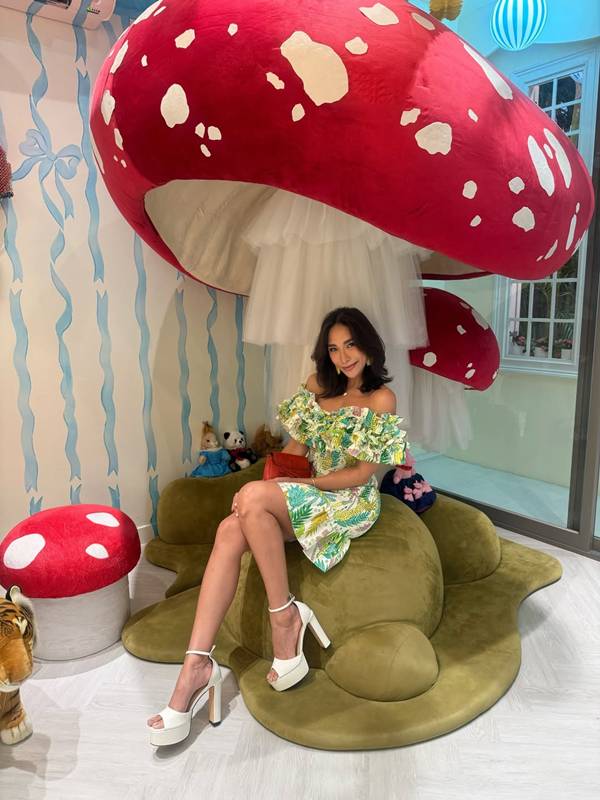 พลอย เฌอมาลย์ พาทัวร์คอนโดหรูกลางเมือง