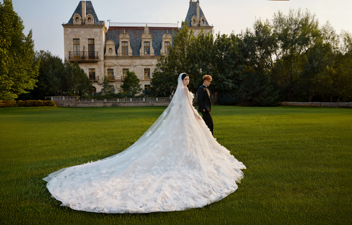 หวงจื่อเทา เปิดภาพพรีเวดดิ้ง สวีอี้หยาง สวยหรูอลังการ