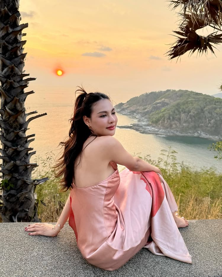 พลอย พีรชาดา นางเอกหน้าสวยกับลุคเซ็กซี่ที่ภูเก็ต