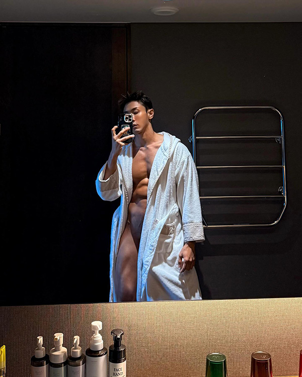 นัททิว สลัดผ้าอวดกล้ามแน่น