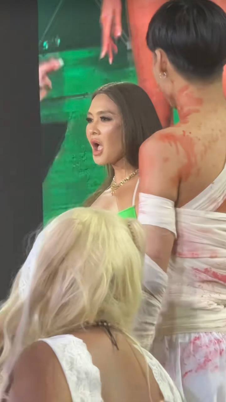 ลูกเกด เมทินี ร่วมคอนเสิร์ตหิ้วหวี ในชุดบิกินี่สตรอว์เบอร์รีมรกต