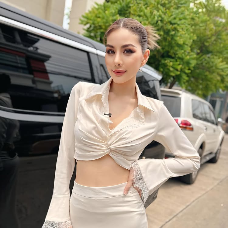 หนิง ปัทมา นักร้องลูกทุ่งสาวสุดฮอต นุ่งสั้น โชว์เอวบางเฉียบเจาะสะดือ