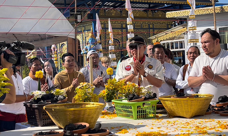 องค์สี่หูห้าตา