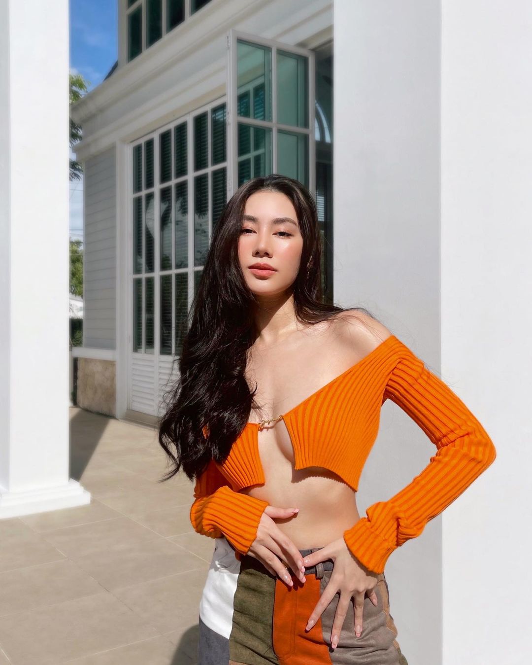 เสื้อแหวกอก เทรนด์แฟชั่นโนบราสุดแซ่บ เผยความเซ็กซี่เต็มพิกัด