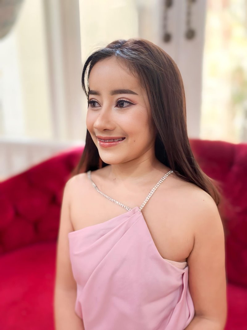 หนูรัตน์ ธิดาพร ชาวคูเวียง