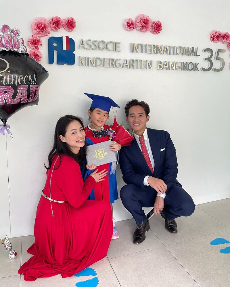 ทิม พิธา อุ้ม น้องพิพิม ประกาศชัยชนะ เลือกตั้ง 2566 อดีตภรรยา ต่าย ชุติมา 