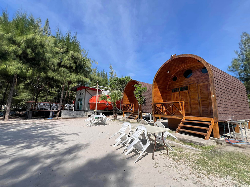 ที่พักสัตหีบริมทะเล บ้านรับรองหาดน้ำใส