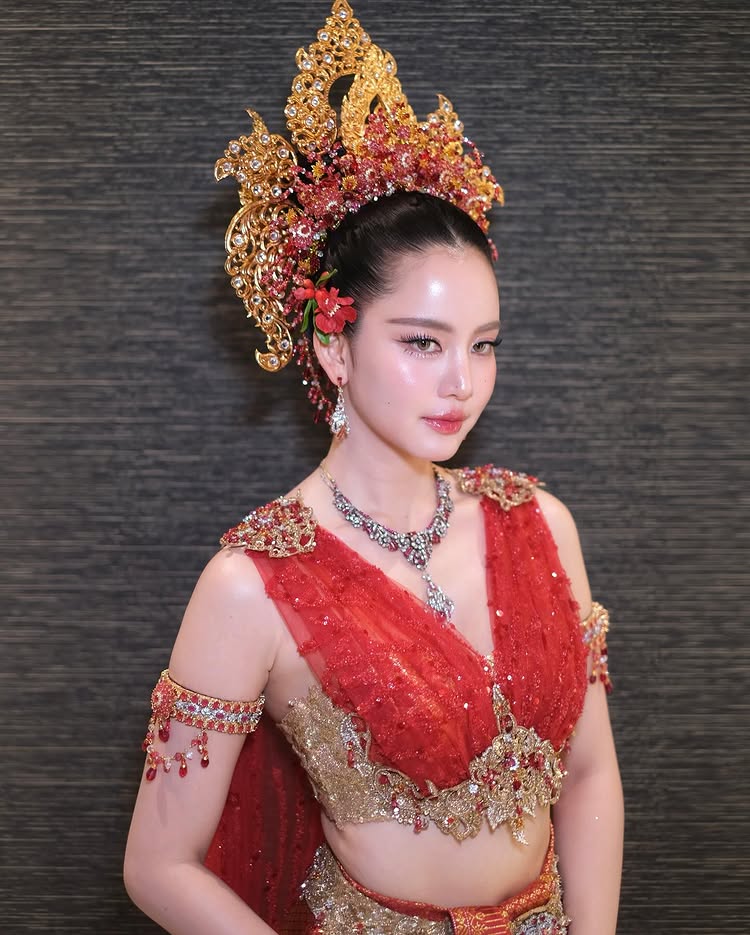 โบว์ เมลดา สวมชุดไทย ร่วมขบวนแห่นางสงกรานต์