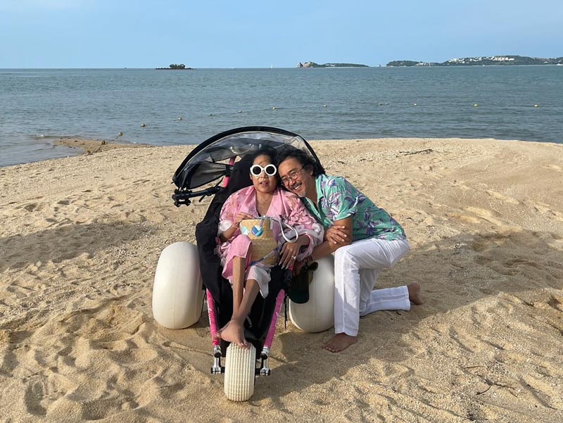 นายพลดอลล่าร์ ควงภรรยา คุณหญิงบัว พักผ่อนริมทะเล