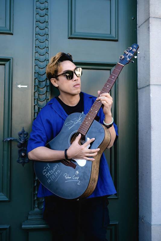 หมู MUZU ไปกินข้าวกับแม่ แต่ถูกขอให้ขึ้นไปร้องเพลง