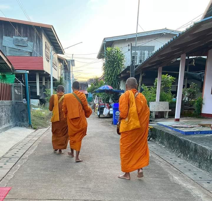 ใส่บาตร