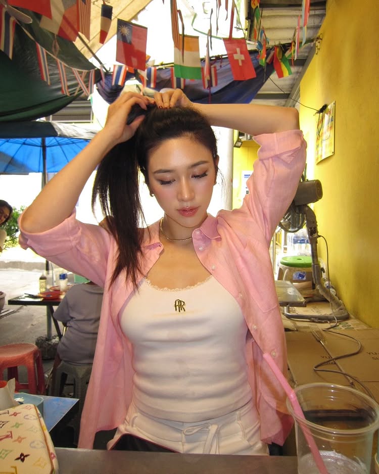 พลอย รัญดภา กับชุดกินข้าวแกงสุดเซ็กซี่ แนบเนื้อทุกอณู