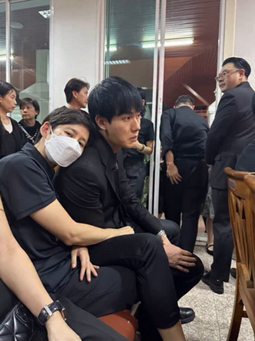 บุ้ง ใบหยก งานศพคุณแม่งามทิพย์ 