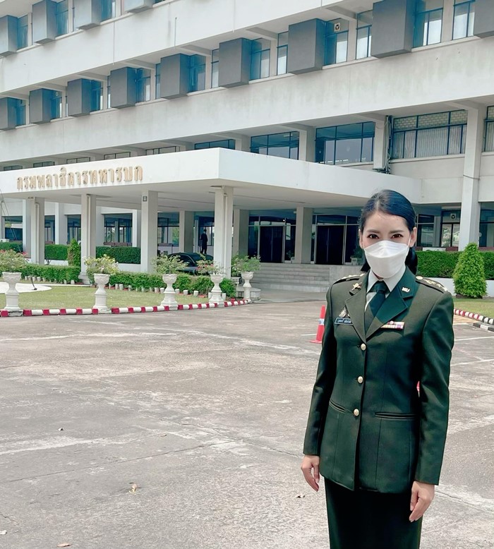 ผู้พันชมพู่ พ.อ.หญิง นุชระวี แจ่มจำรัส รองโฆษก ทบ. 