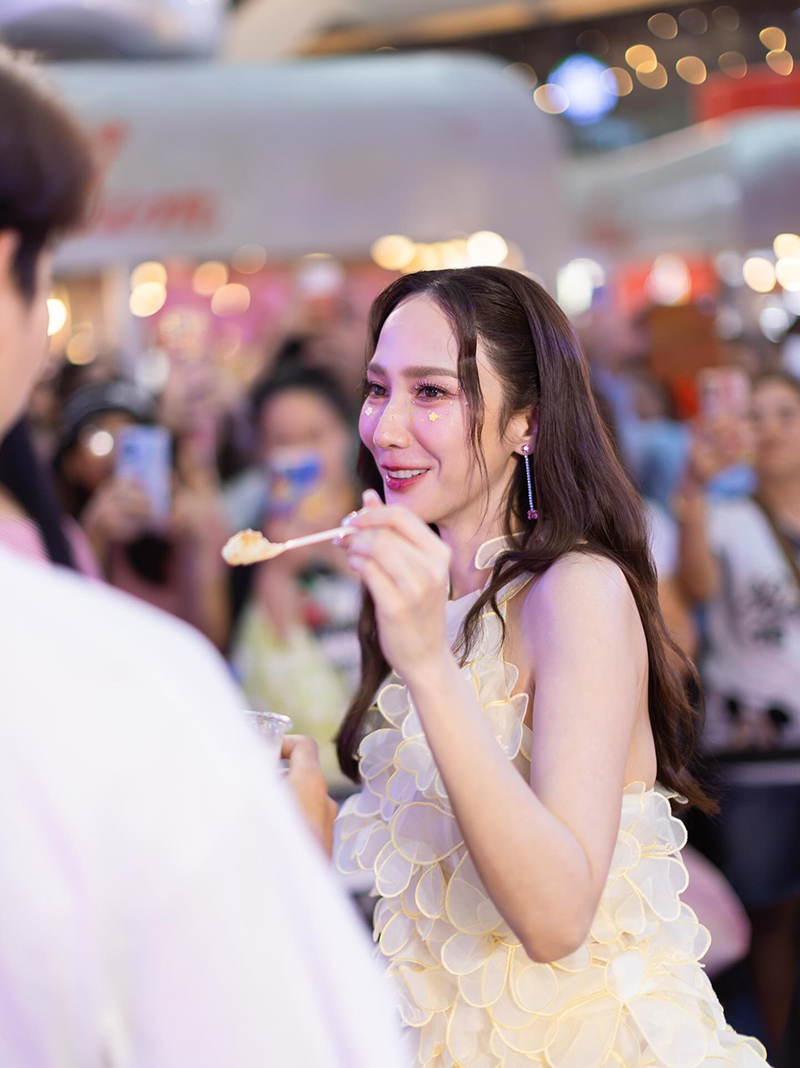 เปิดโมเมนต์ อั้ม-ไฮโซพก เจอกันงาน Aumaum Event 