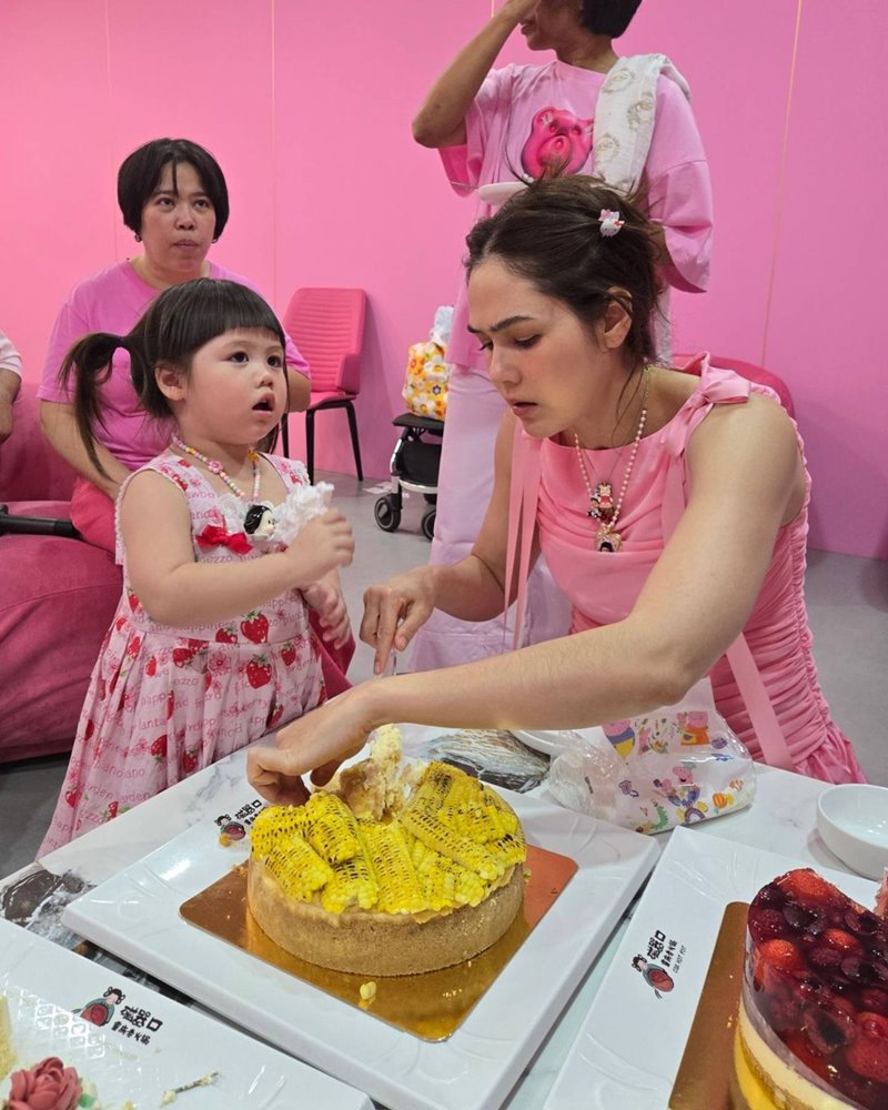 น้องแอบิเกล กับแม่ชมพู่ อารยา