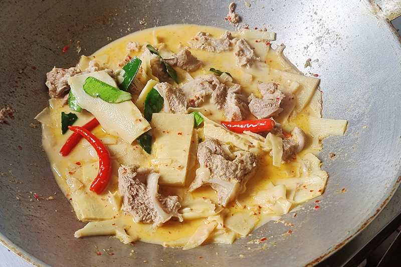 แกงเผ็ดหน่อไม้สด ซี่โครงหมูตุ๋น