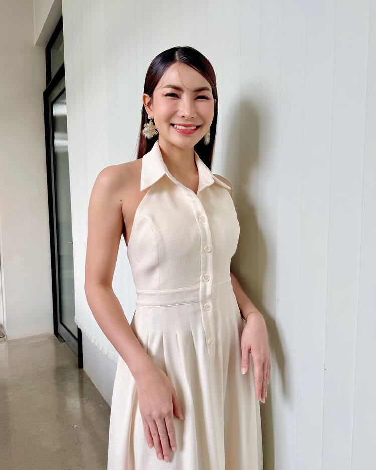 ข้าวทิพย์ ธิดาดิน นักร้องลูกทุ่งสุดฮอต นุ่งน้อยห่มน้อย อวดอึ๋มเบา ๆ ริมหาด  