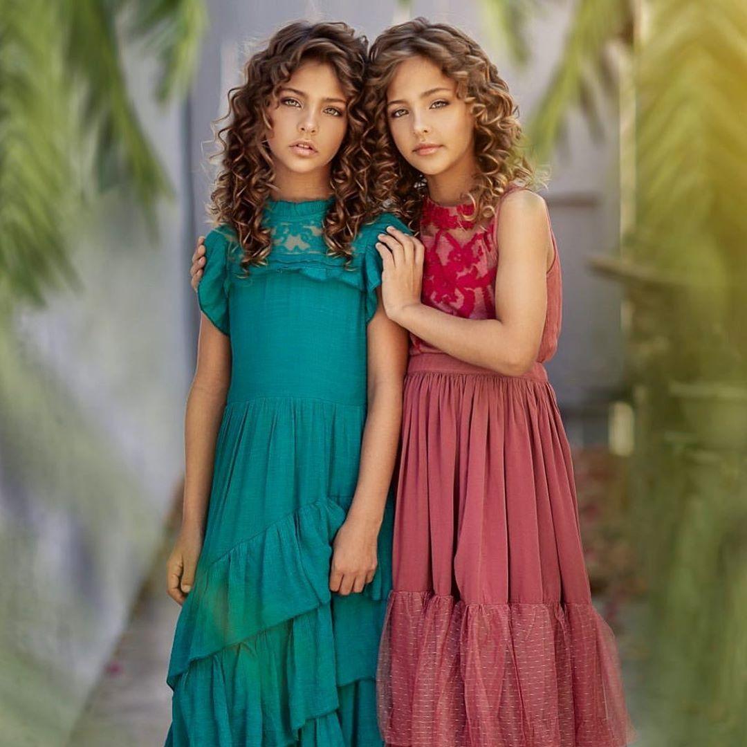 ฝาแฝดหน้าสวย