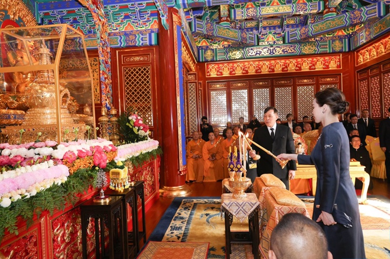 พระราชินีสุทิดา ทรงฉลองพระองค์งดงามระหว่างเสด็จเยือนจีน