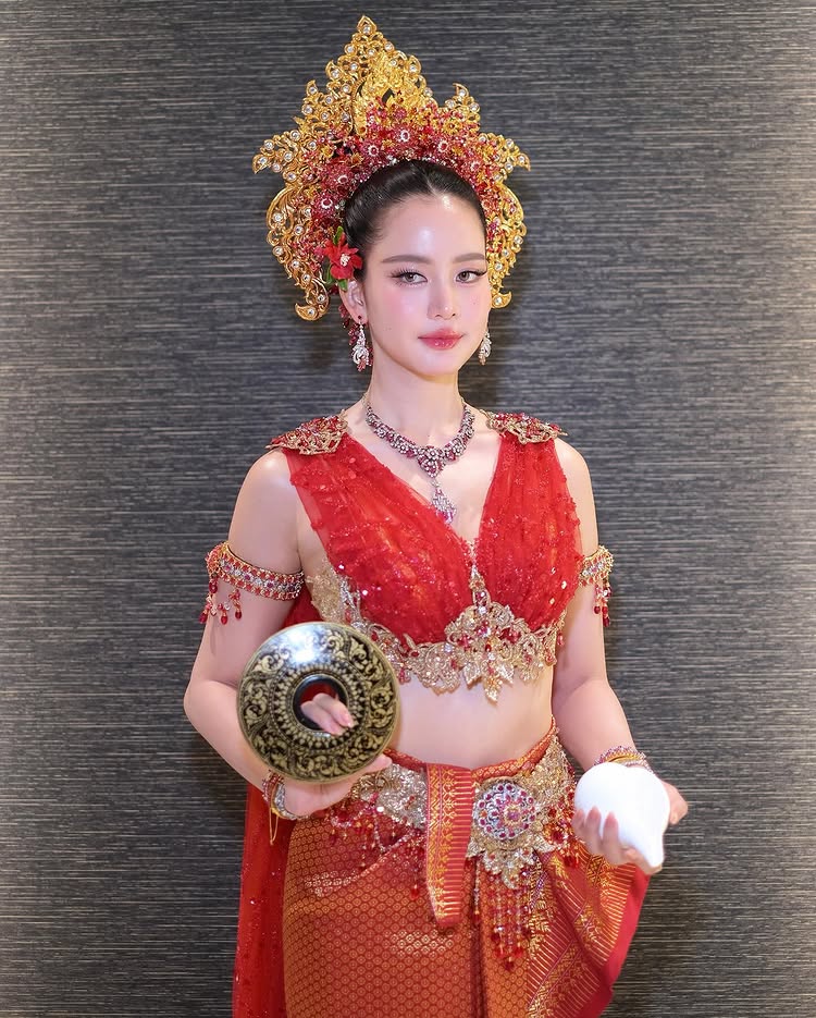 โบว์ เมลดา สวมชุดไทย ร่วมขบวนแห่นางสงกรานต์