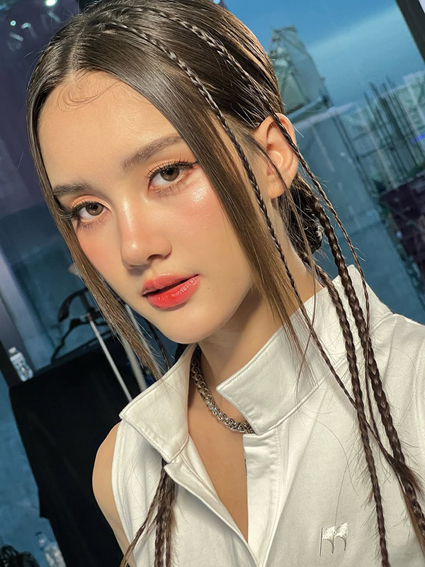 ลิซ่า อลิซา นางเอก สาวไทยข้ามภพป่วนใจแม่ทัพ