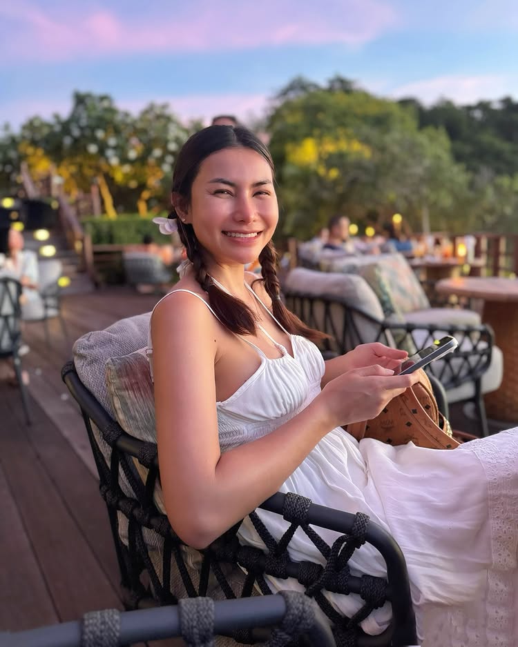 ข้าวทิพย์ ธิดาดิน นักร้องลูกทุ่งสุดฮอต นุ่งน้อยห่มน้อย อวดอึ๋มเบา ๆ ริมหาด  