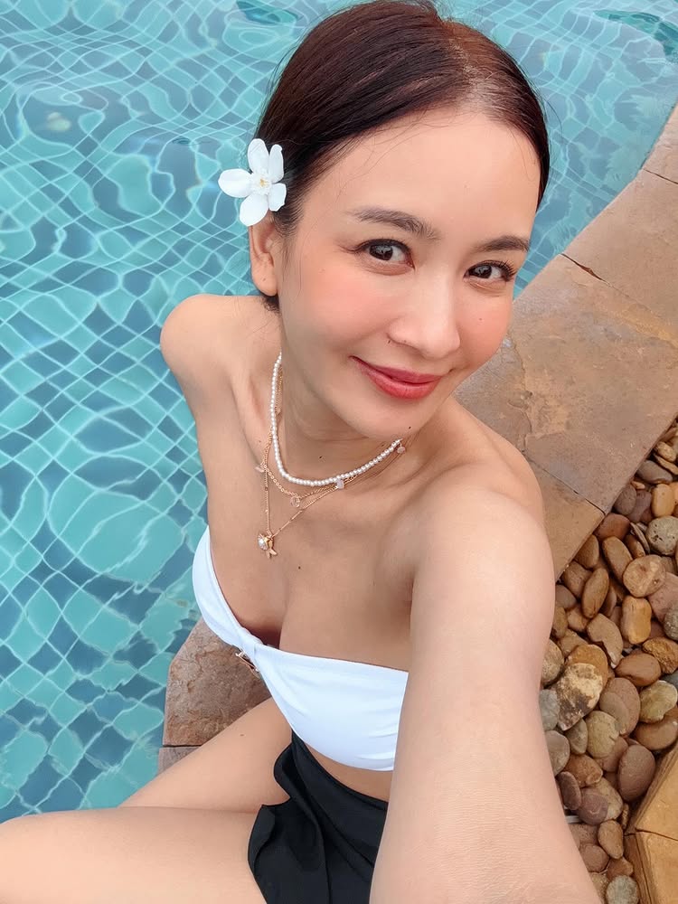 เบนซ์ ปุณยาพร ใส่บิกินี่ อวดอึ๋ม ! ริมสระว่ายน้ำในที่พัก