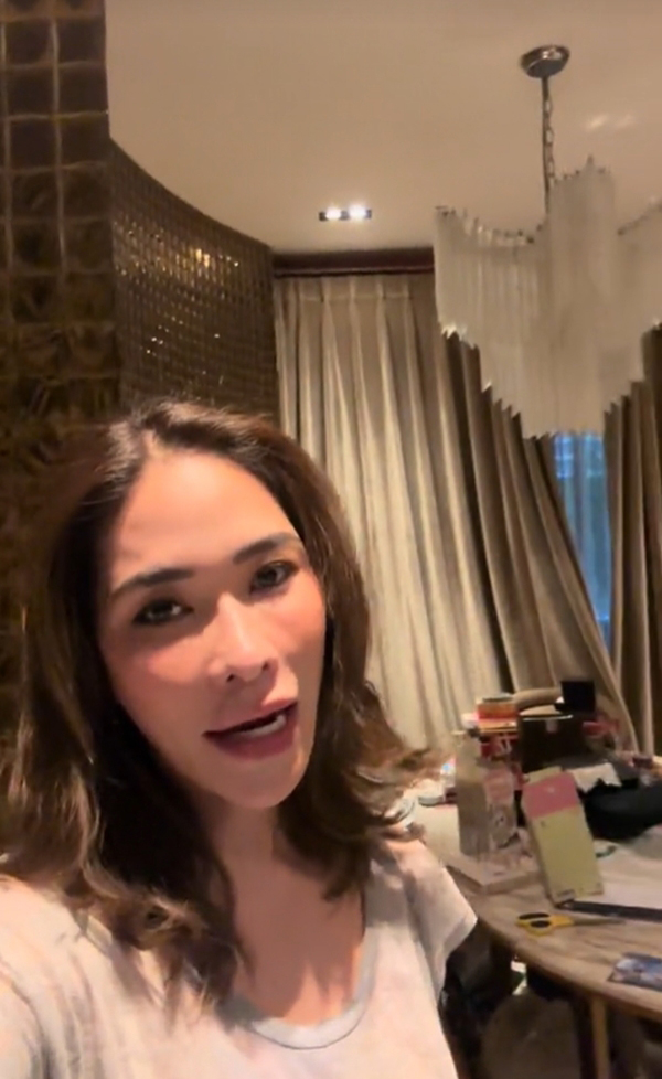 คอนโด พลอย เฌอมาลย์ โต๊ะกินข้าว