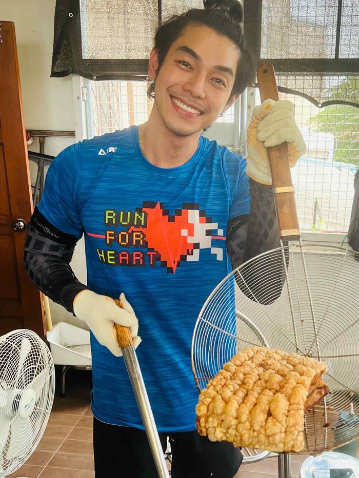 อาร์ต พศุตม์ เปิดภาพทำหมูกรอบวันแรก