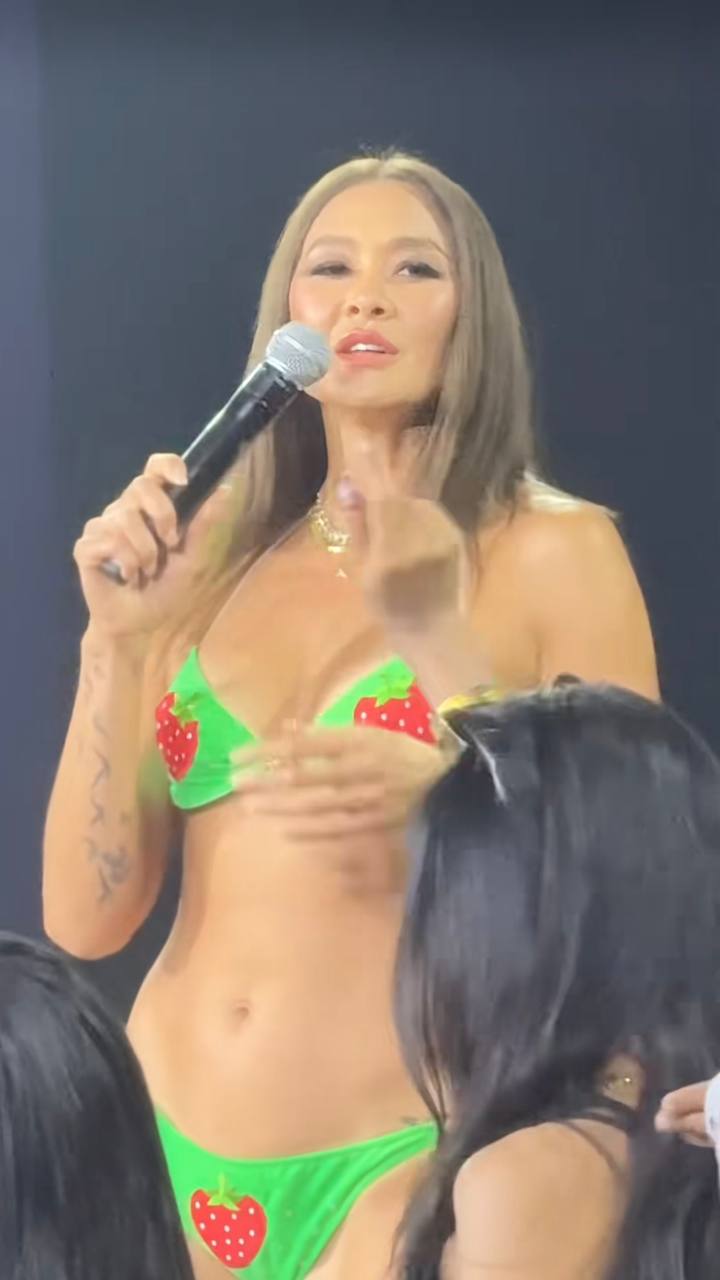ลูกเกด เมทินี ร่วมคอนเสิร์ตหิ้วหวี ในชุดบิกินี่สตรอว์เบอร์รีมรกต